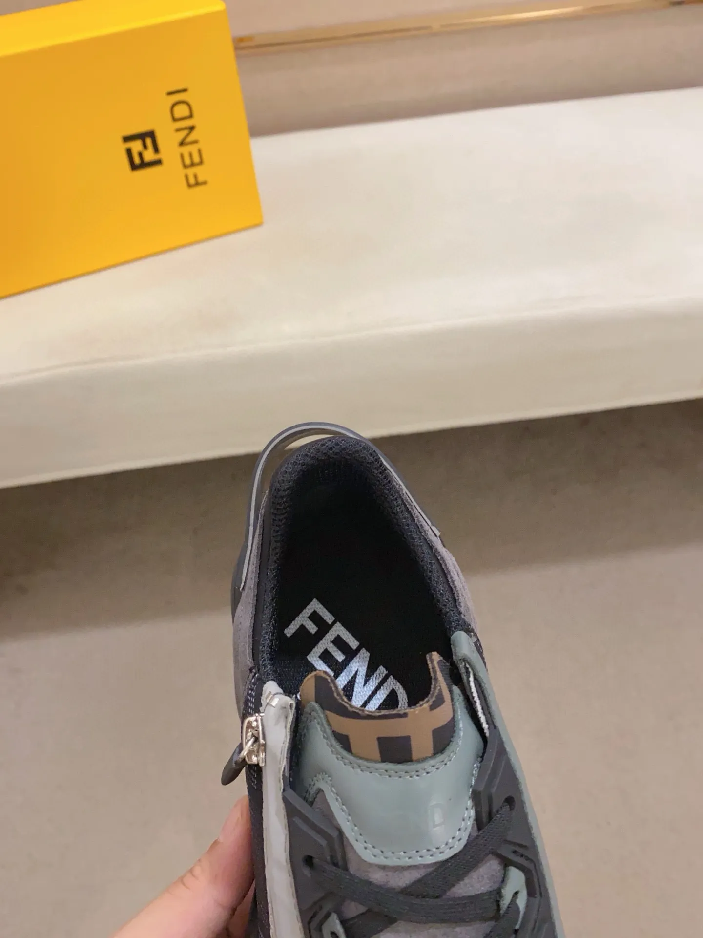 Men's shoes💰: 540💰(Higher version) [Fendi] Fendi's latest casual shoes for men! Available at counters simultaneously! A one-to-one replica of the original. Made entirely of imported top-grain calfskin, the interior is made of top-grain water-dyed cowhide, and the original factory-supplied rubber outsole. Leading new fashion concepts. Matching code: 38-44. 45 can be customized and non-returnable!